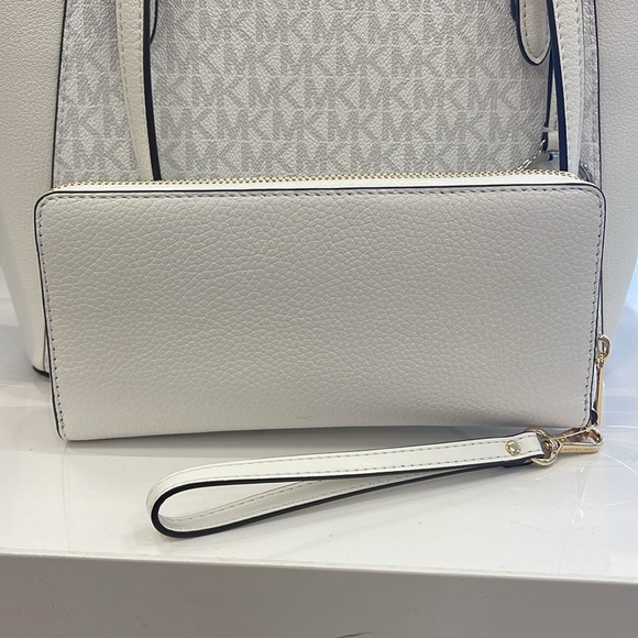 MICHAEL KORS
Leather Continental Wristlet Phone Case Wallet 
Optic White
NWT - Picture 4 of 16